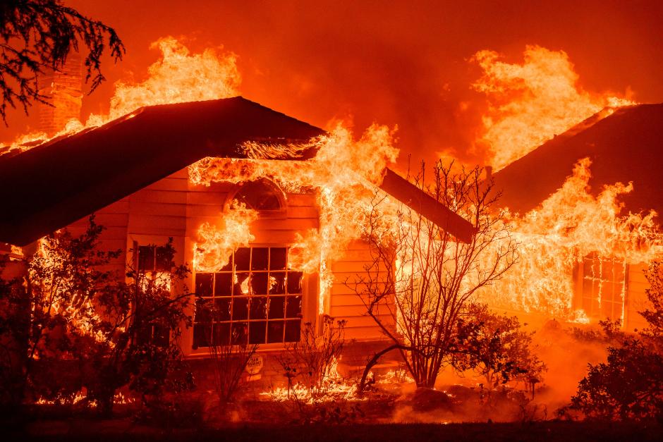 Un devastador incendio forestal está azotando Los Ángeles, cobrándose la vida de al menos dos personas y dejando un número importante de heridos graves. (Foto: AFP)