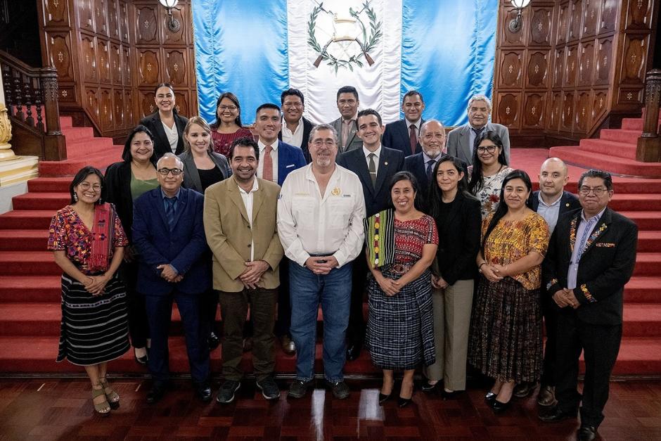 Arévalo posa con su equipo de gobernadores el pasado 4 de mayo en el Salón Banderas del Palacio Nacional de la Cultura. (Foto: SCSPR/Soy502)