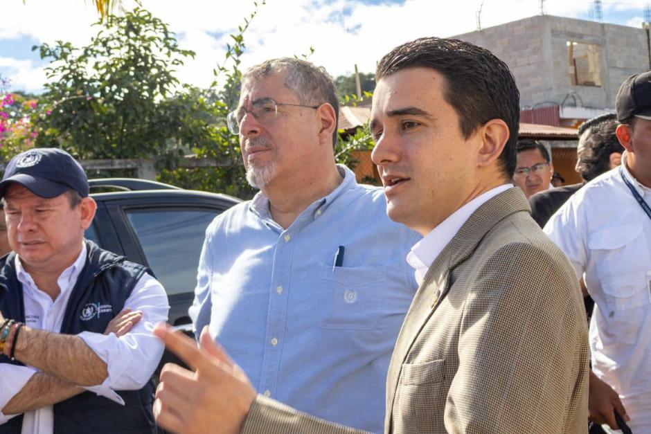 Diego Eduardo de León, gobernador de Guatemala (en primer plano) durante una entrega de Bolsa Social el pasado 20 de diciembre junto al presidente Bernardo Arévalo. (Foto: Gobernación Departamental de Guatemala)