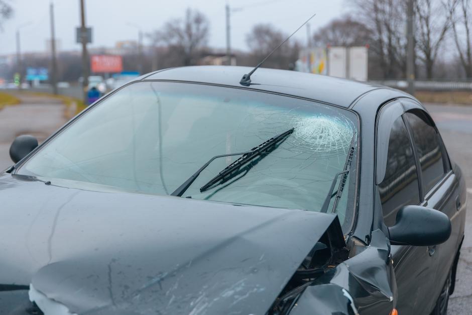 Piloto pierde el control y se estrella contra un árbol en la autopista que conduce a Puerto Quetzal. (Foto ilustrativa: Shutterstock)