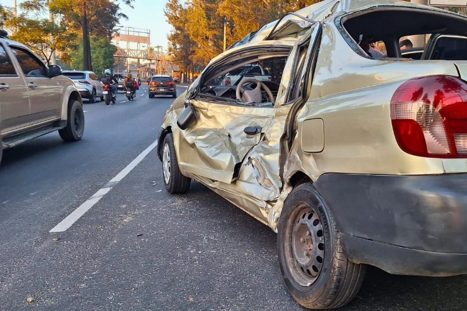 El incidente se produjo en las primeras horas de este sábado en el Anillo Periférico con dirección a la Usac. (Foto: Noti7)