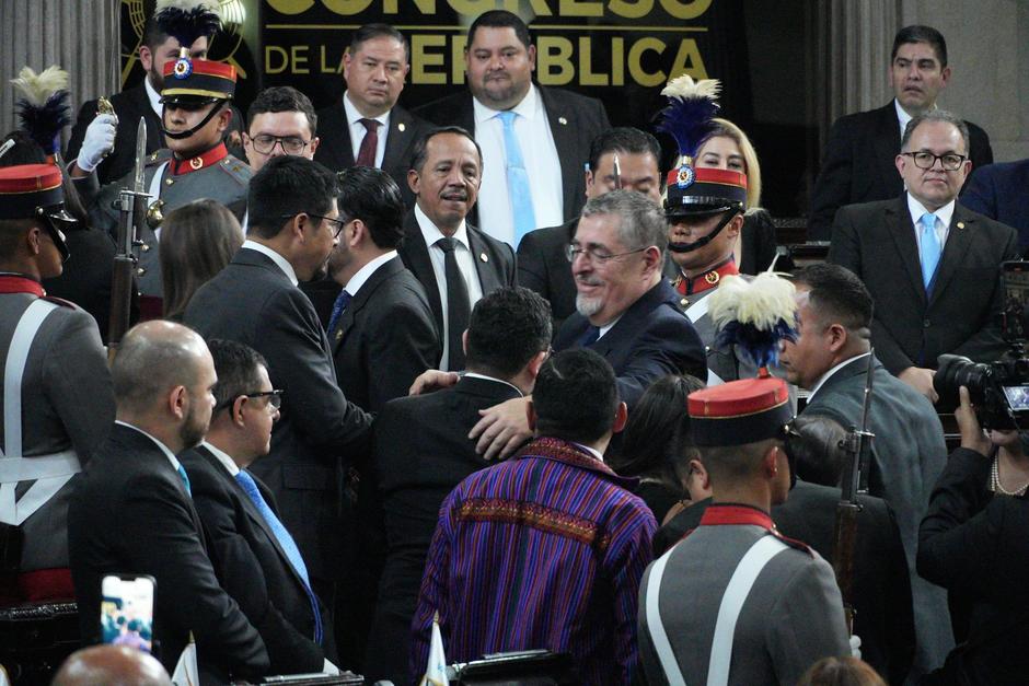 Cuando se retiraba del hemiciclo parlamentario, un diputado quiso abordar a Bernardo Arévalo, pero no tuvo suerte. (Foto: Wilder López/Soy502)