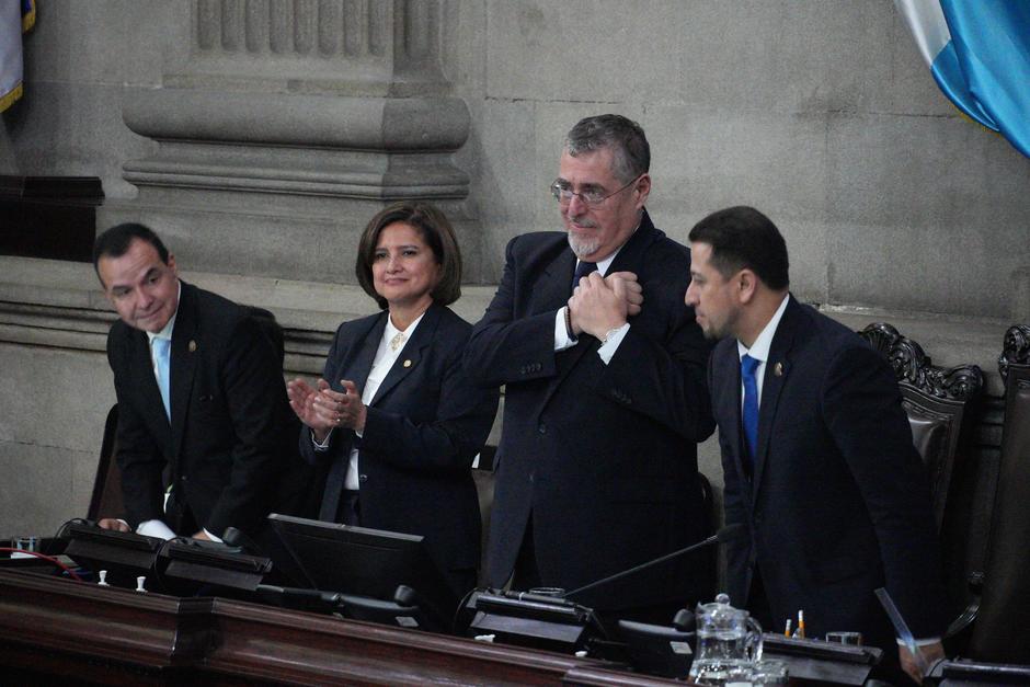 Con este gesto, el presidente Bernardo Arévalo agradeció el apoyo de diputados oficialistas y otros aliados. (Foto: Wilder López/Soy502)