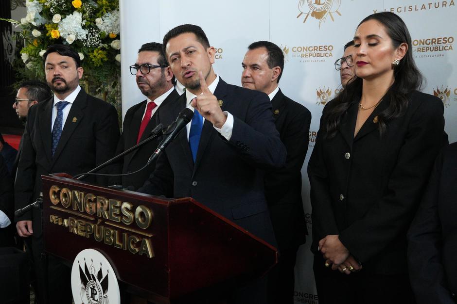 El presidente del Congreso, Nery Ramos, se molestó cuando periodistas preguntaron sobre el aumento salarial de los diputados. (Foto: Wilder López/Soy502)