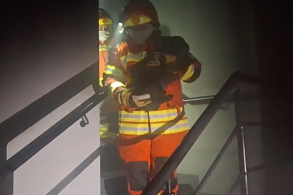 Edificio de apartamentos en la zona 4 se está incendiando, varias personas han sido evacuadas. (Foto: Bomberos Municipales)