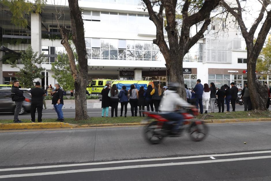 Emergencia en edificio de apartamentos de la zona 13 capitalina: los habitantes y trabajadores fueron evacuados. (Foto: Bomberos Municipales)