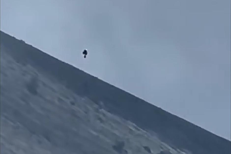 El extraño objeto que fue captado sobrevolando el volcán de Fuego. (Foto: captura de video)