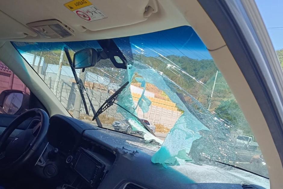 Piedra cae sobre vehículo y provoca accidente en la autopista Palín-Escuintla. (Foto: Bomberos Voluntarios)