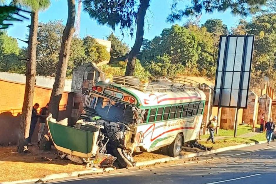 El accidente involucra un bus extraurbano de los Transportes Guadalupe, que realizaba la ruta hacia Momostenango, y un microbús. (Foto: El Gráfico GT)&nbsp;