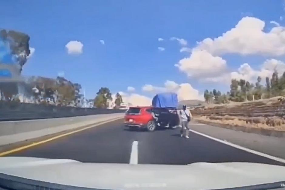 Graban el momento en que conductor logra huir de asaltantes en carretera mexicana. (Foto: captura de video)