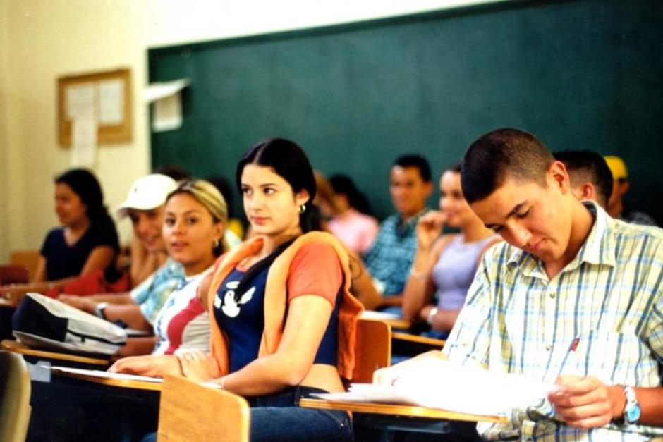 Jóvenes que terminen su carrera de nivel medio, podrían aplicar a una beca para seguir sus estudios universitarios, incluso, en el extranjero, según el Ejecutivo. (Foto: Archivo/Soy502)