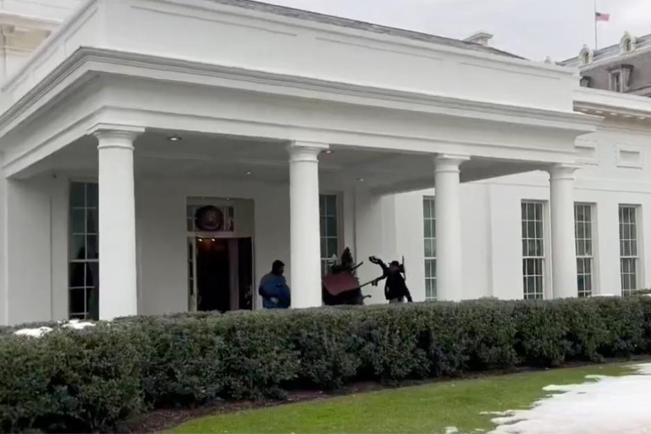 En video quedó grabado el momento en que retiran los muebles de Joe Biden del ala oeste de la Casa Blanca. (Foto: Captura de pantalla)