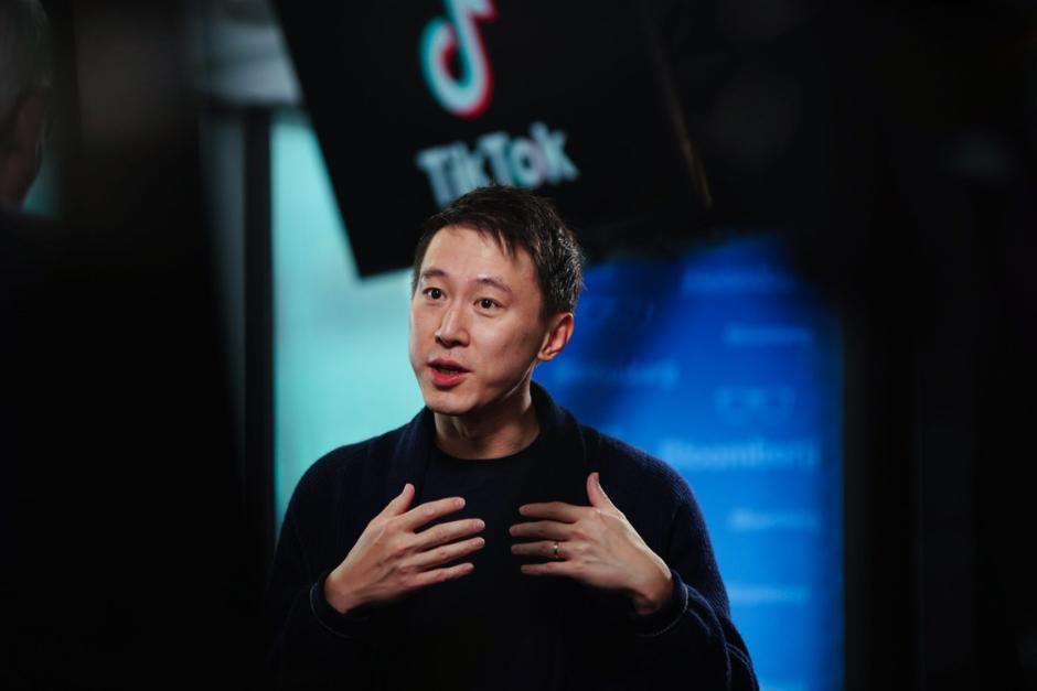 El Ceo de la aplicación TikTok "Shou Zi Chew", apareció en un video publicado en su plataforma quién indicó el destino que tendrá la app tras la prohibición en Estados Unidos. (Foto: Fortune)