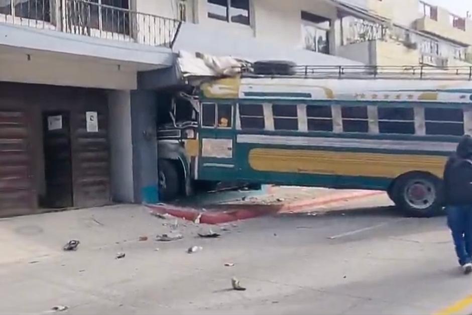 Bus se empotra en una vivienda tras accidente de tránsito en el que estuvo involucrado otro vehículo. (Foto: Stereo 100 Noticias)