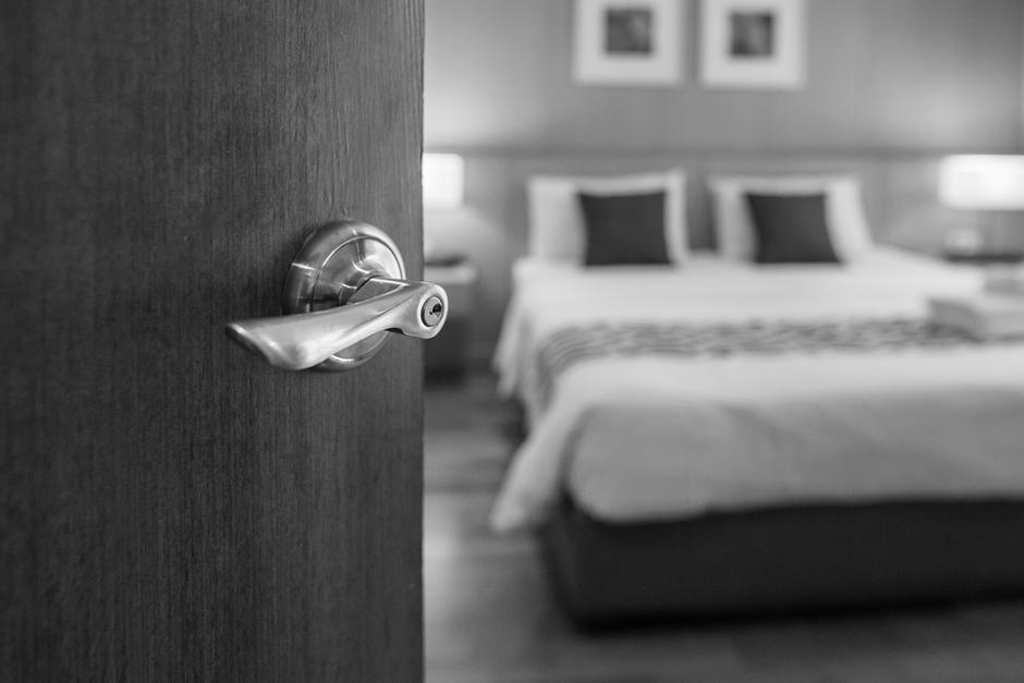 Investigan la muerte de una pareja en el interior de una habitación de un autohotel en Villa Nueva. (Foto ilustrativa: Shutterstock)