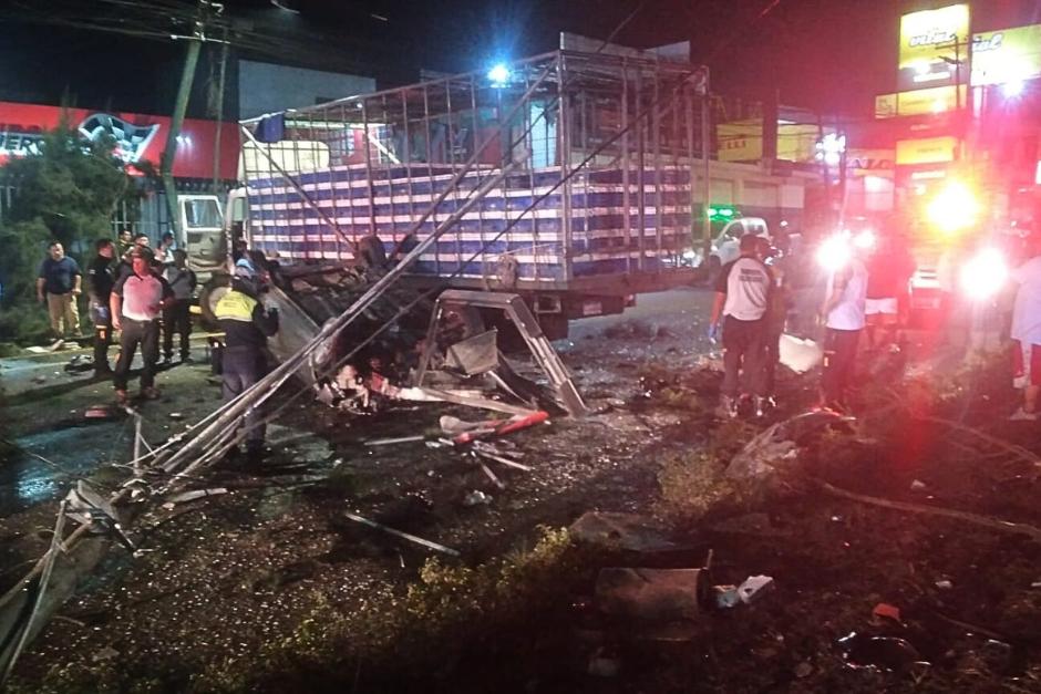 Un accidente de tránsito múltiple paraliza el tránsito en la calzada Roosevelt. (Foto: Bomberos Voluntarios)