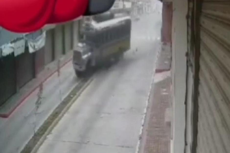 Una cámara de seguridad captó el momento y la causa por la que un bus extraurbano se descontroló y terminó empotrado en un local en Quetzaltenango. (Imagen recuperada del video real publicado en X)&nbsp;