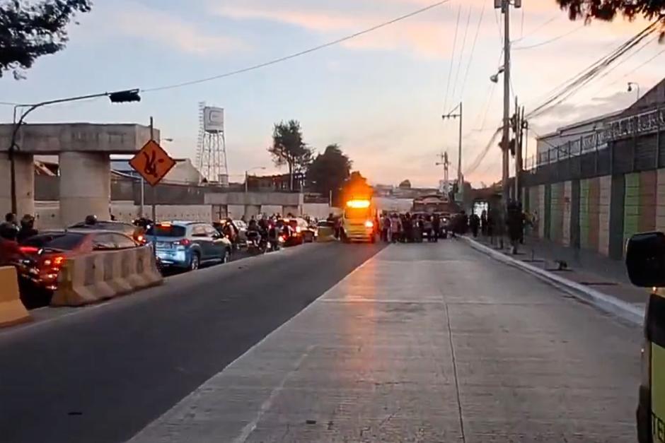 Conductora muere en accidente de tránsito en la avenida Petapa. (Foto: Bomberos Municipales)