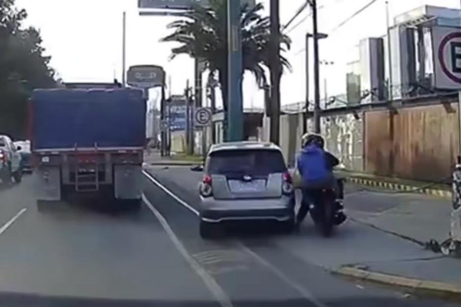 Dos hombres en motocicleta atacan a tripulantes de un carro en la calzada Roosevelt; sin imaginar que otro carro los atropellaría. (Foto: captura de video)