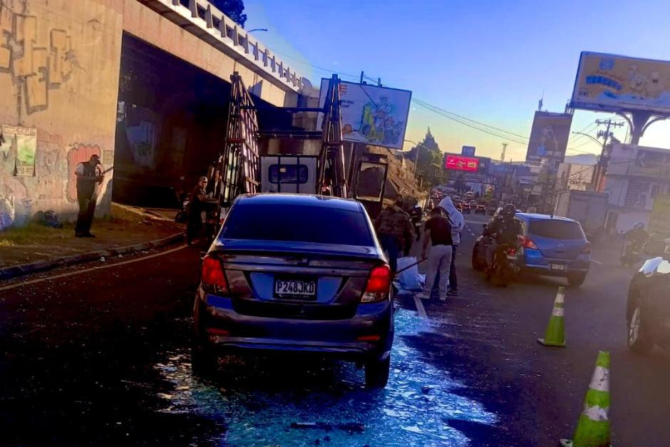 Accidente de tránsito complica la circulación en la calzada Raúl Aguilar Batres. (Foto: Amílcar Montejo)