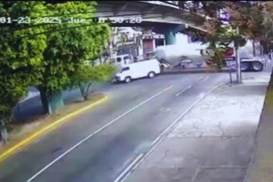 Ambos conductores se encuentran fuera de peligro, esto luego del percance automovilístico. (Foto: imagen recuperada del video original publicado en X)