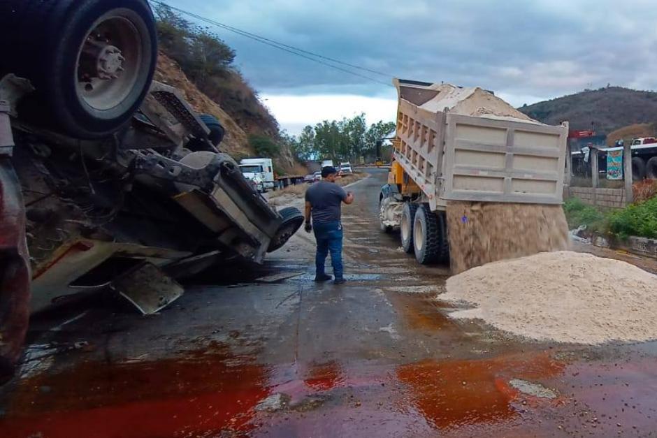 Un vehículo que transportaba aceite vegetal volcó en la ruta al Atlántico y dejó pérdidas materiales. (Foto: Asonbomd)