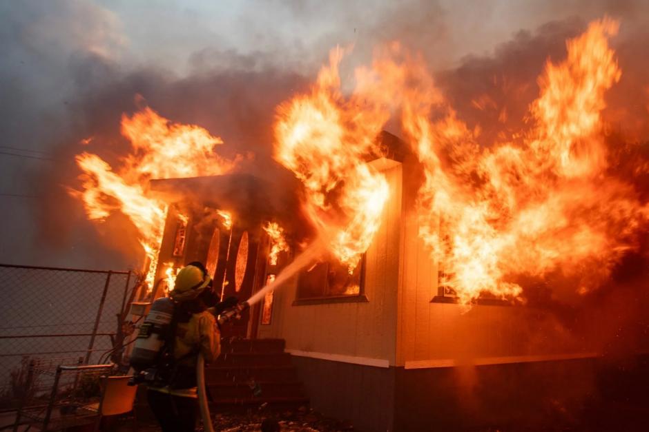 Trump ha amenazado con recortar la ayuda federal para combatir los incendios forestales en Los Ángeles, lo que ha generado tensión con el gobernador de California. (Foto: AFP)