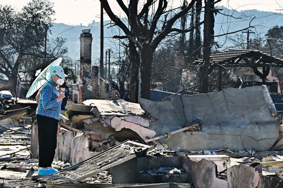 Una mujer observa las casas quemadas por el incendio de Eaton, dieciséis días después del suceso, el 23 de enero de 2025 en Altadena, California. (Foto: Frederic J. Brown/ AFP)