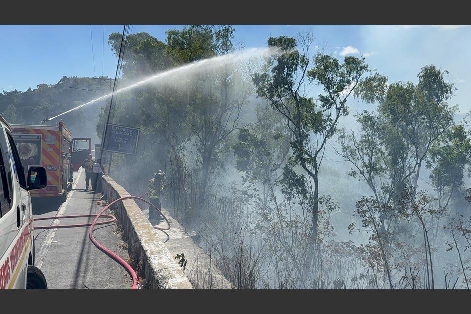 Bomberos reportaron un incendio forestal en ruta al Pacífico. (Foto: Jesus Alfonzo)