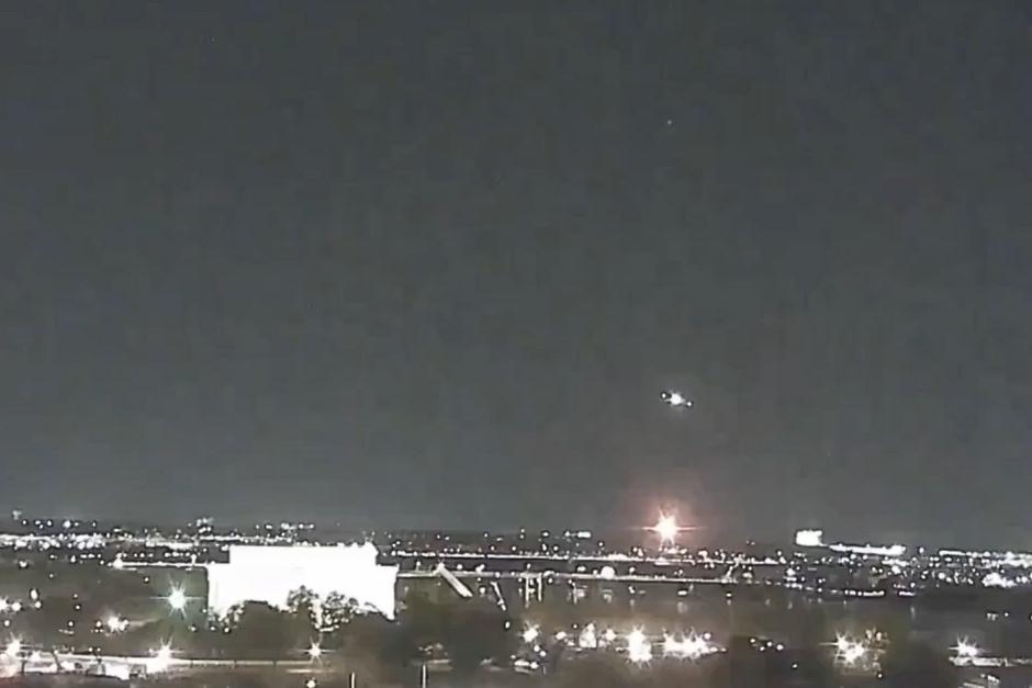 Avión se estrella con un helicóptero y cae en el río Potomac cerca de Washington en EEUU, la noche de este miércoles. (Foto: captura de video)