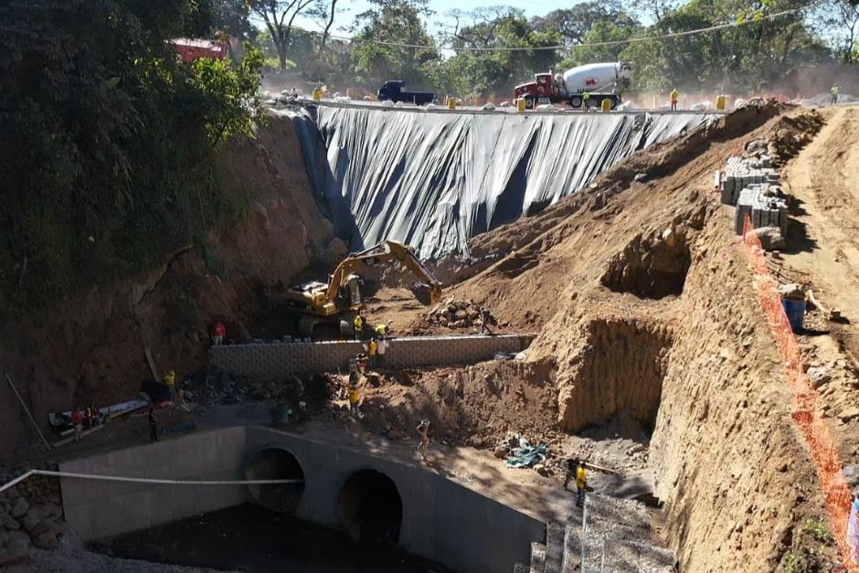 Después de siete meses, la recuperación del kilómetro 44 de la autopiasta a Palín, Escuintla, avanza en un 49 %. (Foto: CIV)