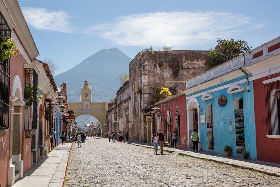 Capturan a hombre que asaltaba a turistas en Antigua Guatemala. Además, había robado el teléfono de una promotora que colocaba afiches. (Foto ilustrativa: Archivo/Soy502)