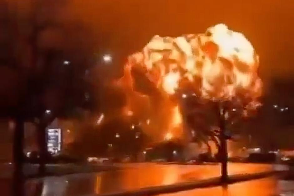 Un avión se estrelló cerca de un centro comercial en Filadelfia, Estados Unidos. (Foto: captura de video)