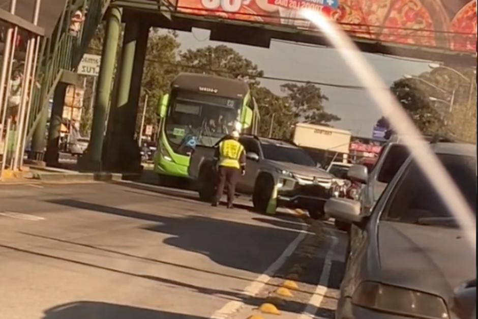 Un video que circula en redes sociales muestra cómo un conductor evade los controles sobre la vía exclusiva del Transmetro. (Foto: Captura de pantalla/Soy502)