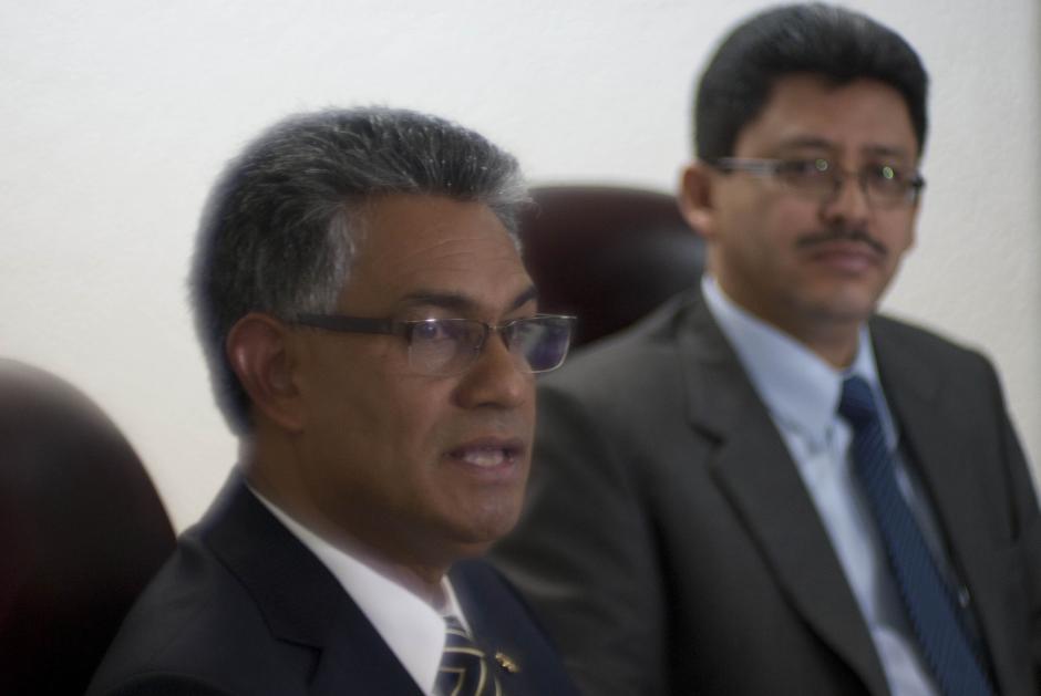 Carlos Muñoz (izquierda), jefe de la Administración Tributaria, señaló que el Estado no logró la meta de recaudación durante el primer trimestre de 2014 (Foto: Archivo)
