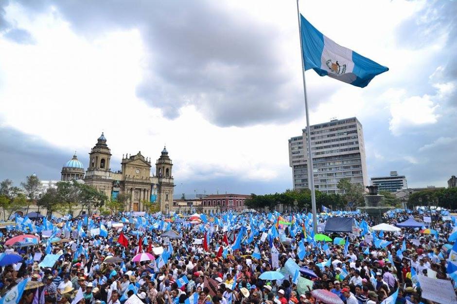 Las estimaciones dan cuenta de más de 100 mil personas en el Parque Central y Parque Centenario en Guatemala, los que pidieron la renuncia de Otto Pérez Molina. &nbsp;(Foto: Wilder López/Soy502)