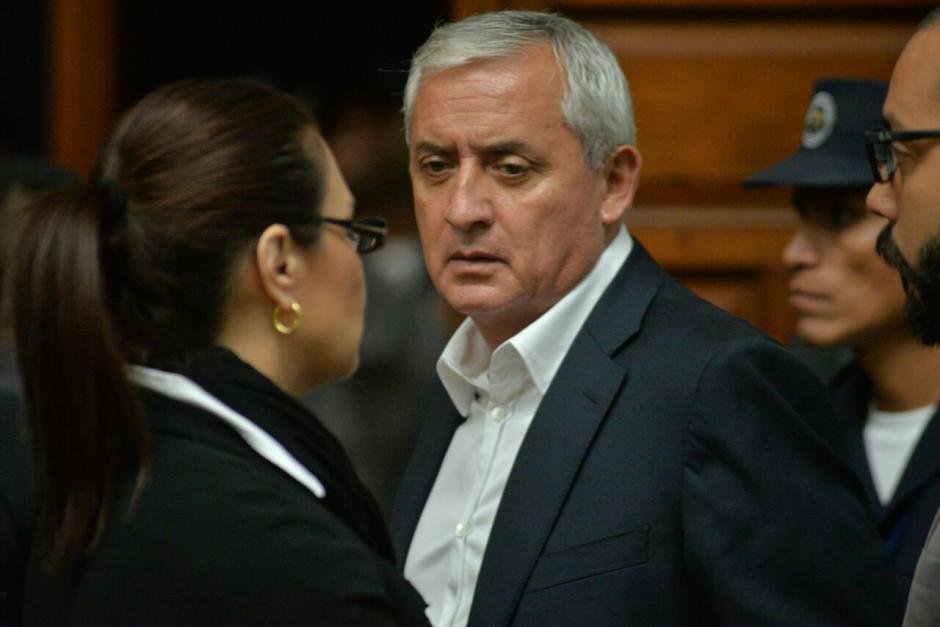 Otto Pérez y Roxana Baldetti conversan durante un receso en la audiencia del caso Cooptación del Estado. (Foto: Wilder López/Soy502)&nbsp;
