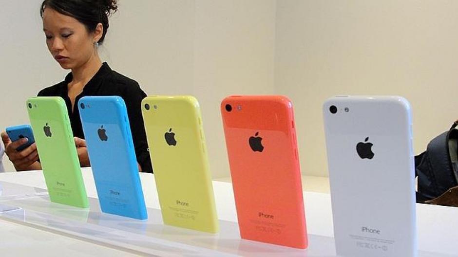 El teléfono inteligente Iphone 5c está disponible en cinco colores. (Afp)