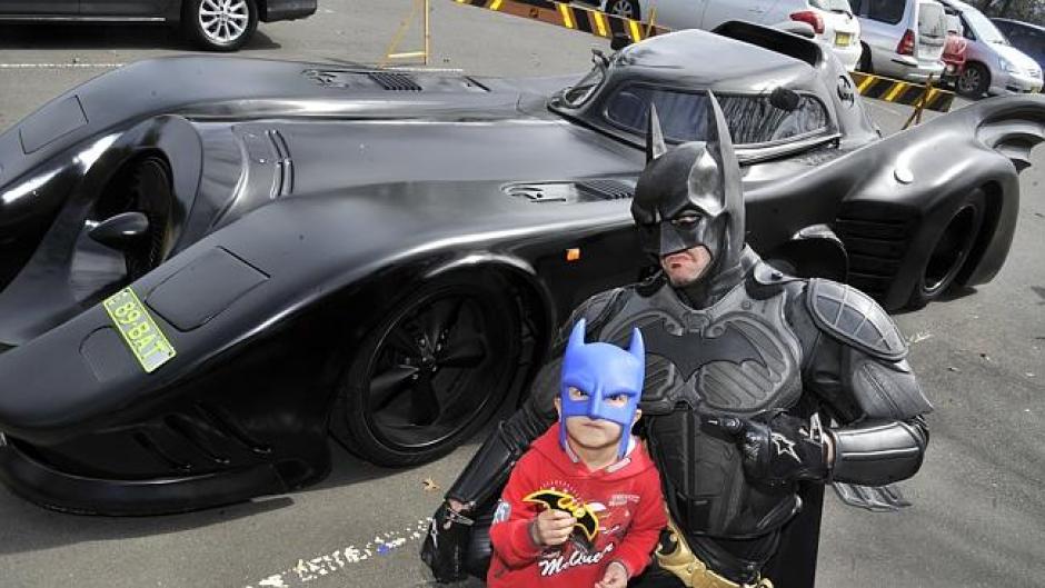 Batman australiano cumple último deseo de niños enfermos