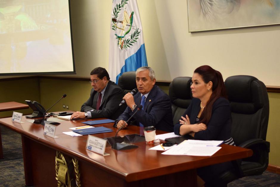 Otto Pérez Molina (C), presidente de Guatemala, con Roxana Baldetti, vicepresidenta, y Dorval Carías, ministro de Finanzas, al frente de la reunión. (Foto: Esteban Biba/Soy502)