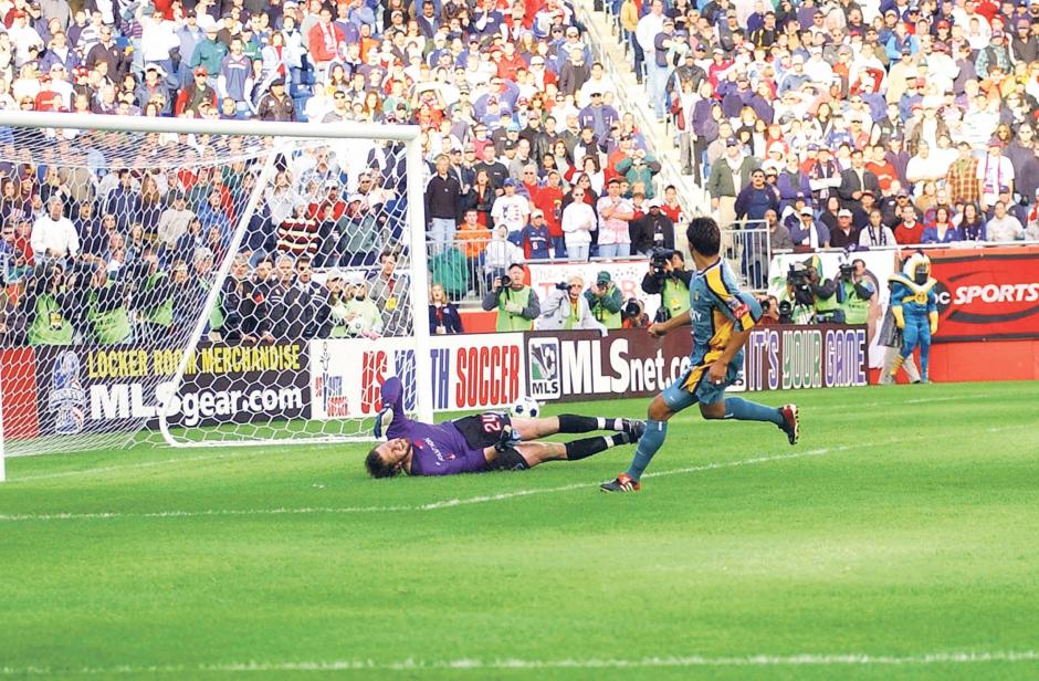 Carlos Ruiz anotó el "gol de oro" en la final de 2002 de la Major League Soccer, MLS, que significó el primer título en la historia del Galaxy de Los Ángeles. El rival fue el New England Revolution ante 60 mil espectadores. (Foto: Archivo/Nuestro Diario)