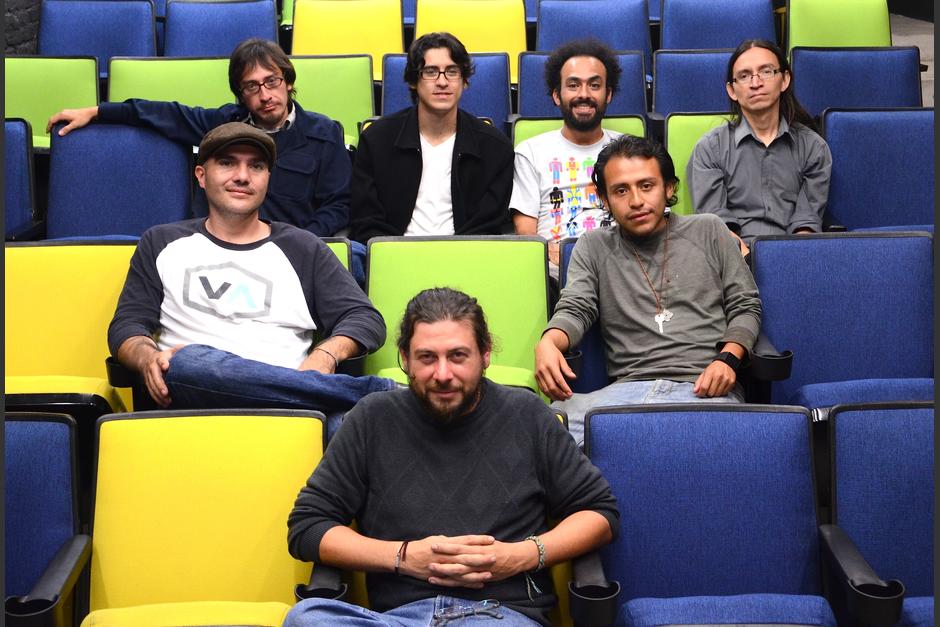 El director Rodolfo Espinosa junto a los actores del largometraje "Otros 4 litros". (Foto: Selene Mejía/Soy502)