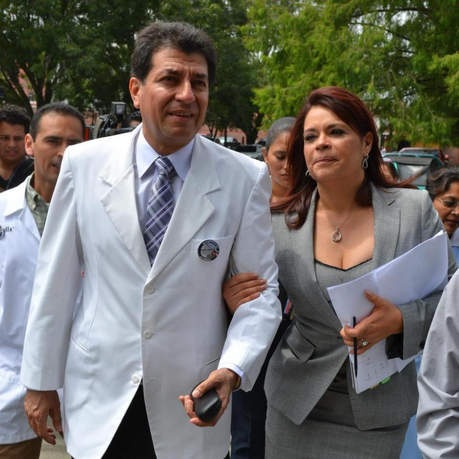 El destituido director del Hospital General San Juan de Dios, junto a la vicepresidenta Roxana Baldetti. (Foto:Facebook)&nbsp;