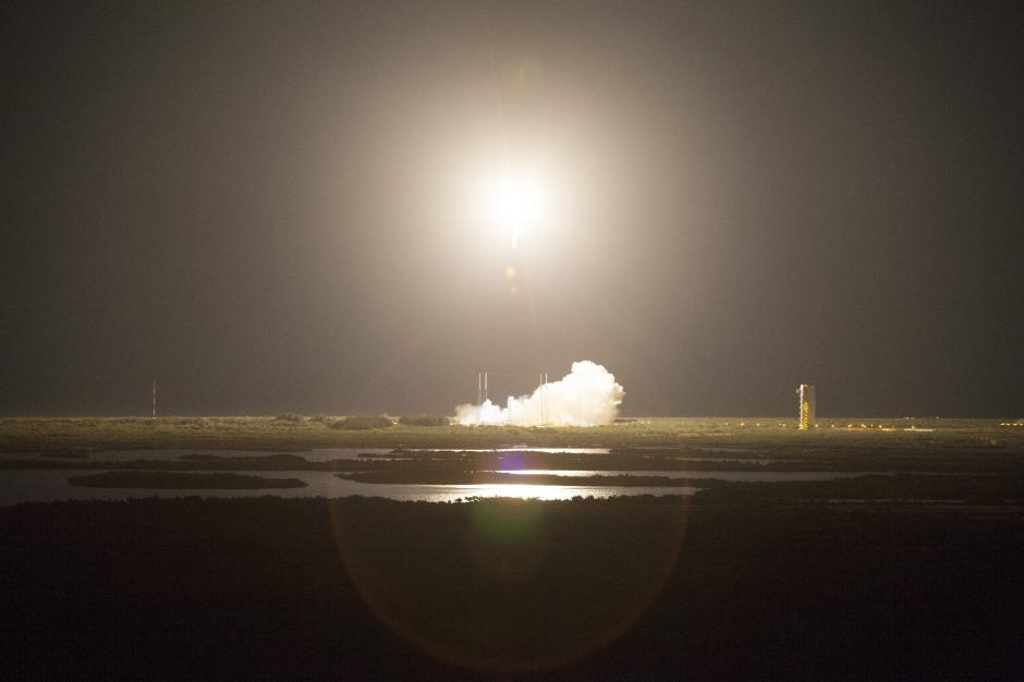 Fotografía cedida por la NASA del lanzamiento del cohete United Launch Alliance Atlas V cargando el Satélite de Seguimiento y Retransmisión de Datos (TDRS-L), a la orbita terrestre en el complejo de lanzamiento 41 en la Estación de la Fuerza Aérea de Cabo Cañaveral en Florida (EE.UU.). (Foto: EFE)