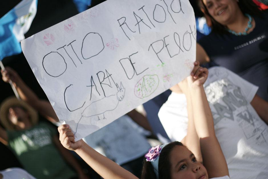 Los niños han sido parte importante de las protestas, un ejemplo es esta pequeña que sostiene el rótulo con la leyenda "Otto ratota cara de pelota". (Foto: José Dávila/Soy502)&nbsp;