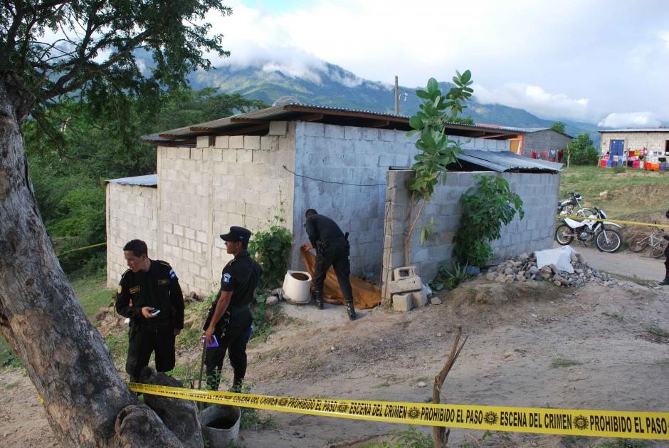 Agentes de la Policía Nacional Civil (PNC) resguardan los alrededores de la vivienda de la pareja. (Foto: Cortesía de Nuestro Diario)