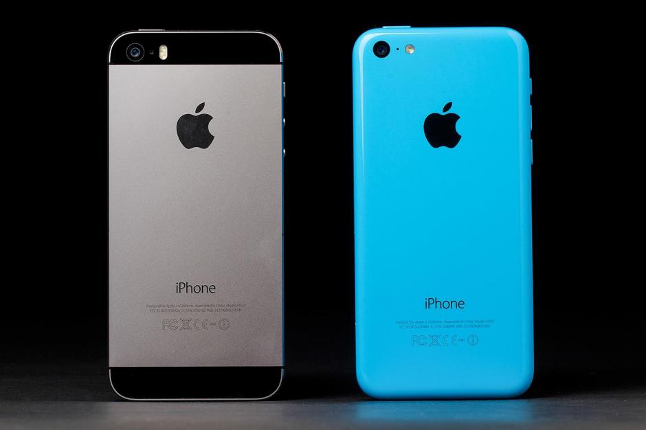 iPhone 5s (izquierda) y iPhone 5c.&nbsp;La demanda del 5s, de mayor calidad, parece estar compensando los bajos pedidos del 5c.