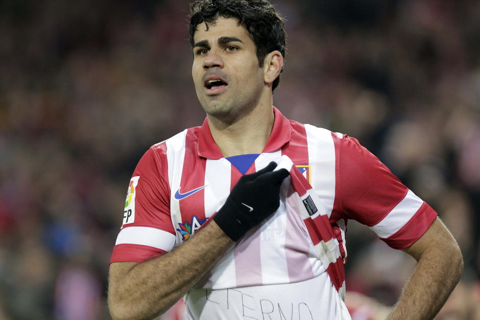 El delantero del Atlético de Madrid Diego Costa celebra tras marcar ante el RCD Espanyol, durante el partido de Liga en Primera Divisiónl disputado en el estadio Vicente Calderón, en Madrid. (Foto: EFE)