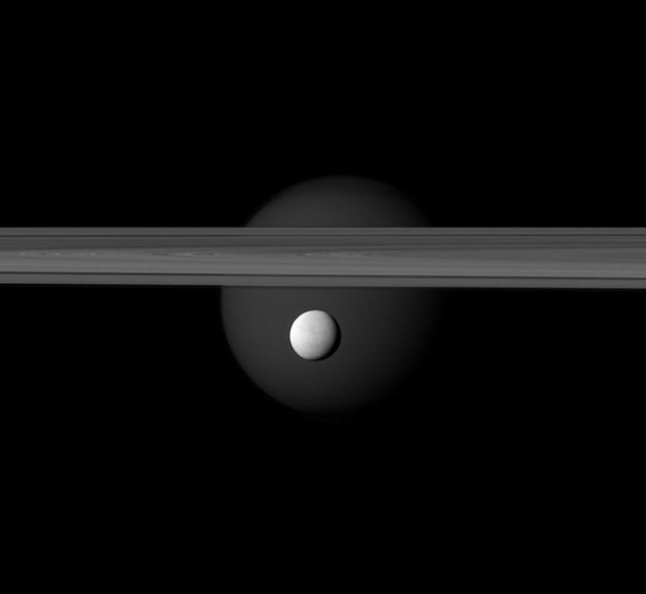 Fotografía cedida el 16 de julio de 2012, y producida por la misión Cassini-Huygens, un proyecto cooperativo de la NASA, la Agencia Espacial Europea y la Agencia Espacial Italiana que muestra a las lunas de Saturno Titan (d) y Enceladus (adelante) con los anillos de Saturno. (Foto: EFE/Archivo)
