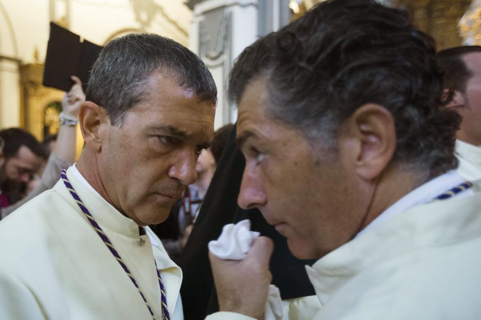 El actor malagueño Antonio Banderas, mayordomo de trono de la Hermandad "Lágrimas y favores", junto a su hermano, Javier Dominguez Banderas, poco antes de participar en el desfile procesional de María Santísima de Lágrimas y Favores, de las Cofradías Fusionadas de Málaga. (Foto: EFE)